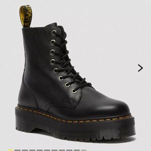 Dr. Martens JADON III BOOT PISA
LEATHER PLATFORMS